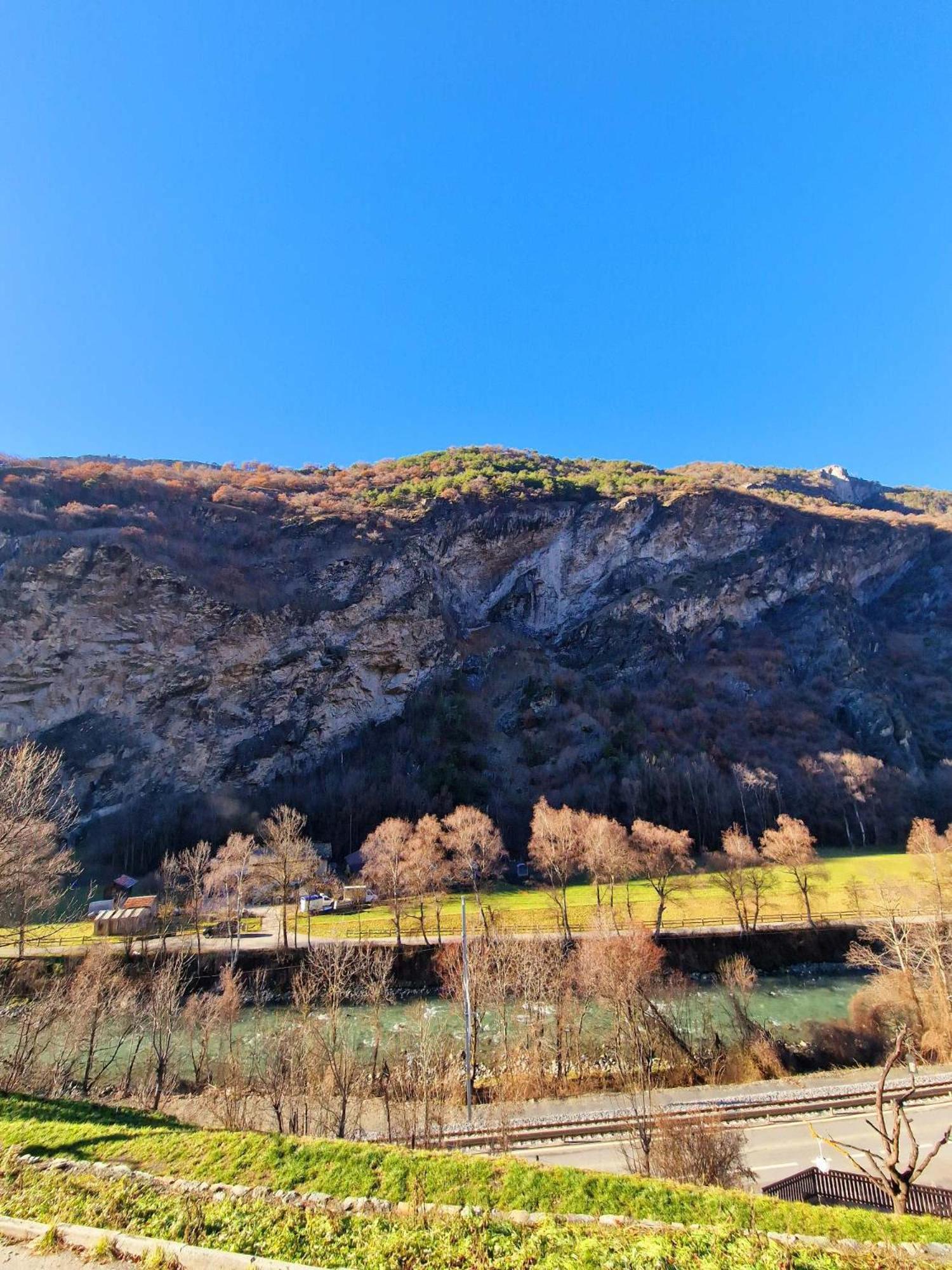 Kunstplanet Im Herzen Der Alpen Am Planetenweg Visp Buitenkant foto